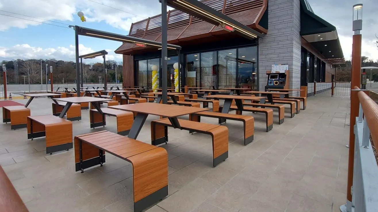 Realizzazione opere murarie e impiantistiche tecnologiche di numerosi ristoranti McDonald’s a Roma e di altri punti vendita in Italia.