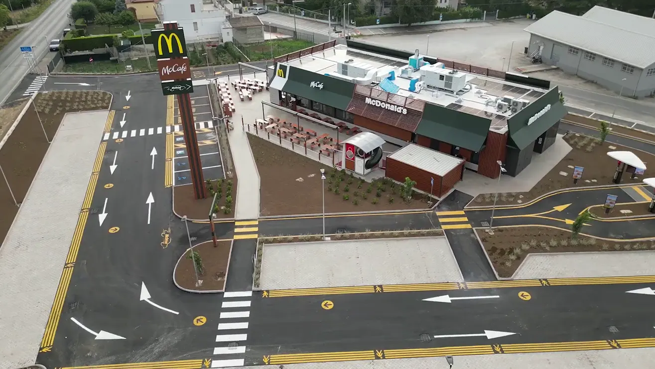 Realizzazione opere murarie e impiantistiche tecnologiche di numerosi ristoranti McDonald’s a Roma e di altri punti vendita in Italia.