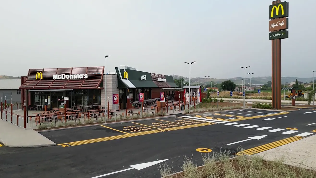 Realizzazione opere murarie e impiantistiche tecnologiche di numerosi ristoranti McDonald’s a Roma e di altri punti vendita in Italia.