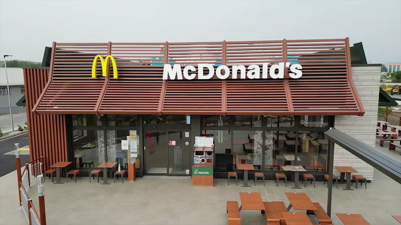 Realizzazione opere murarie e impiantistiche tecnologiche di numerosi ristoranti McDonald’s a Roma e di altri punti vendita in Italia.