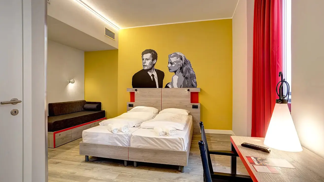 Ristrutturazione completa delle 118 camere, corridoi, area lounge, zona lobby, reception, bar del Meininger Hotel a Roma.