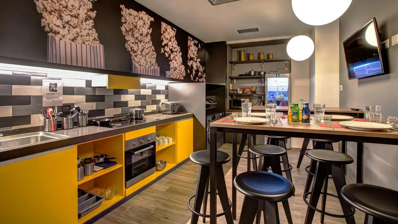 Ristrutturazione completa delle 118 camere, corridoi, area lounge, zona lobby, reception, bar del Meininger Hotel a Roma.