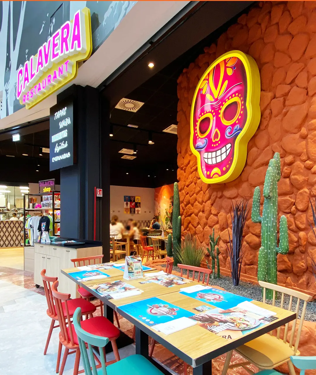 Realizzazione “chiavi in mano” del ristorante Calavera, insegna di Roadhouse, che segue il format ispirato alla famosa cucina messicana.