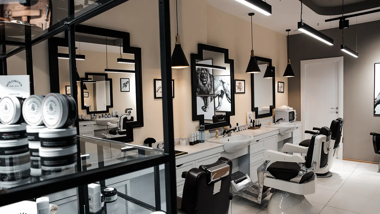 Progettazione e realizzazione dei punti vendita Solomon’s Barber Shop a Roma (San Giovanni, Piazza Bologna, Garbatella, Cipro, Tuscolana, Anicio Gallo), Albano e Bisceglie.