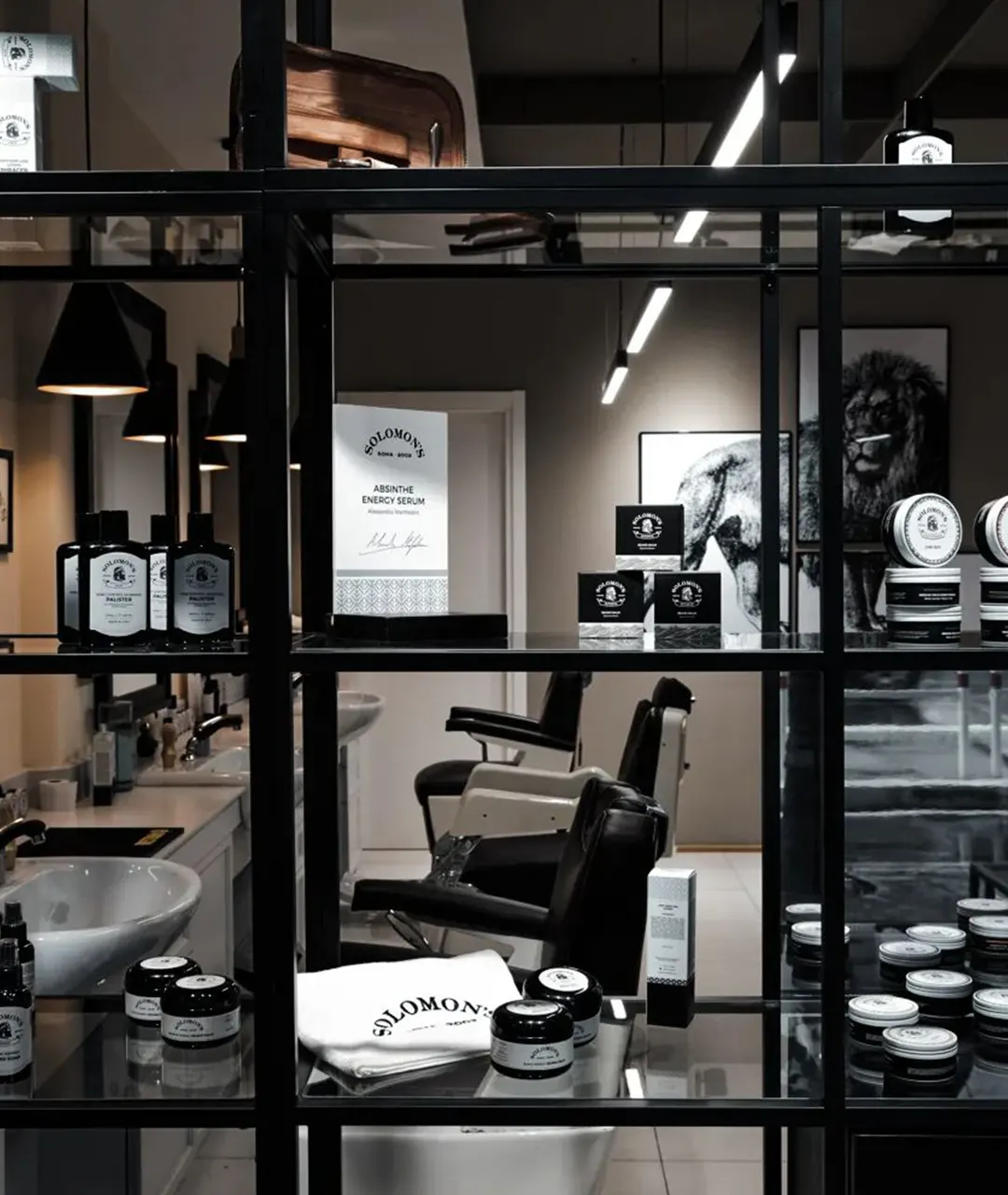 Progettazione e realizzazione dei punti vendita Solomon’s Barber Shop a Roma (San Giovanni, Piazza Bologna, Garbatella, Cipro, Tuscolana, Anicio Gallo), Albano e Bisceglie.