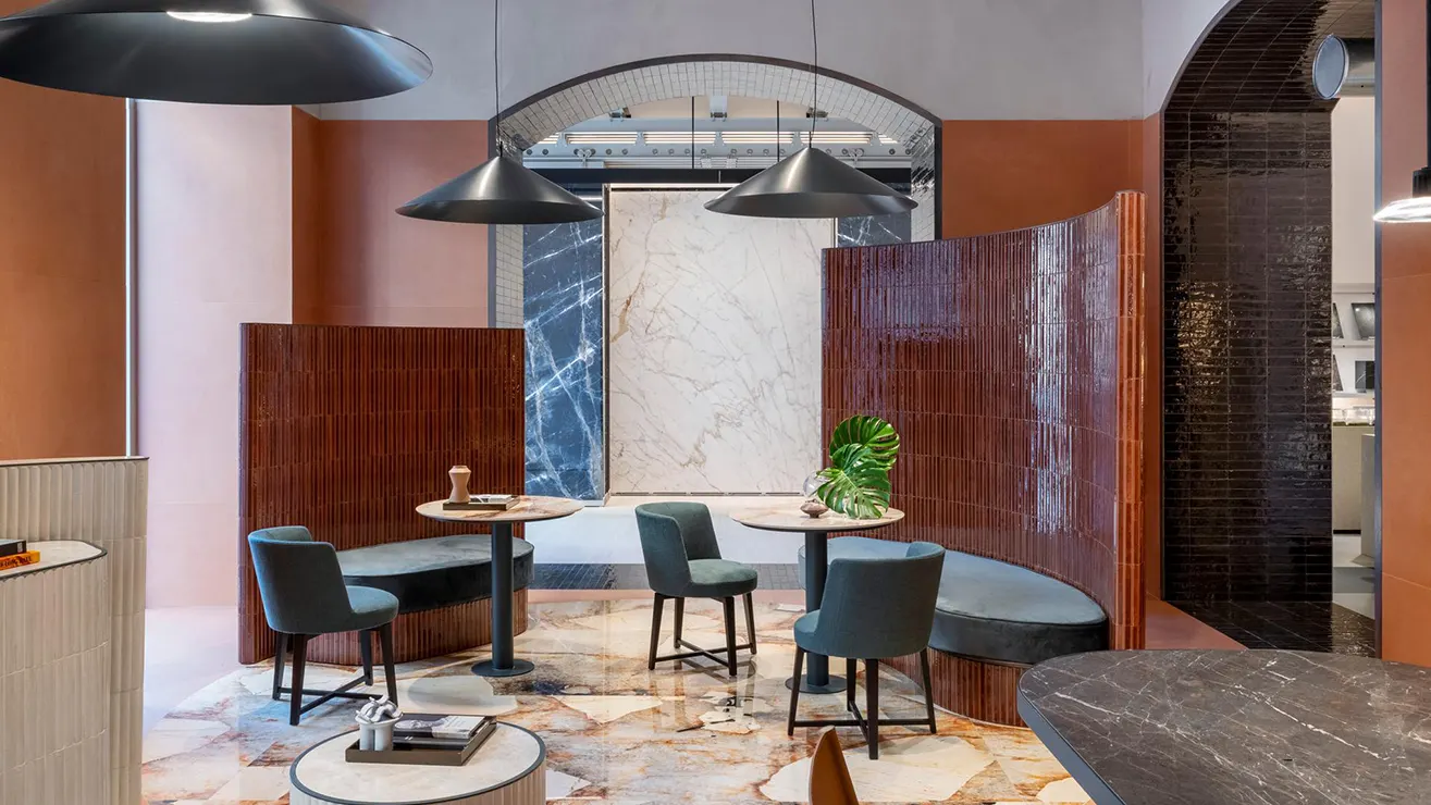 Ristrutturazione e risanamento di un locale di 400 m² distribuito su 2 livelli nel cuore di Roma per l’allestimento del nuovo showroom della Marazzi.