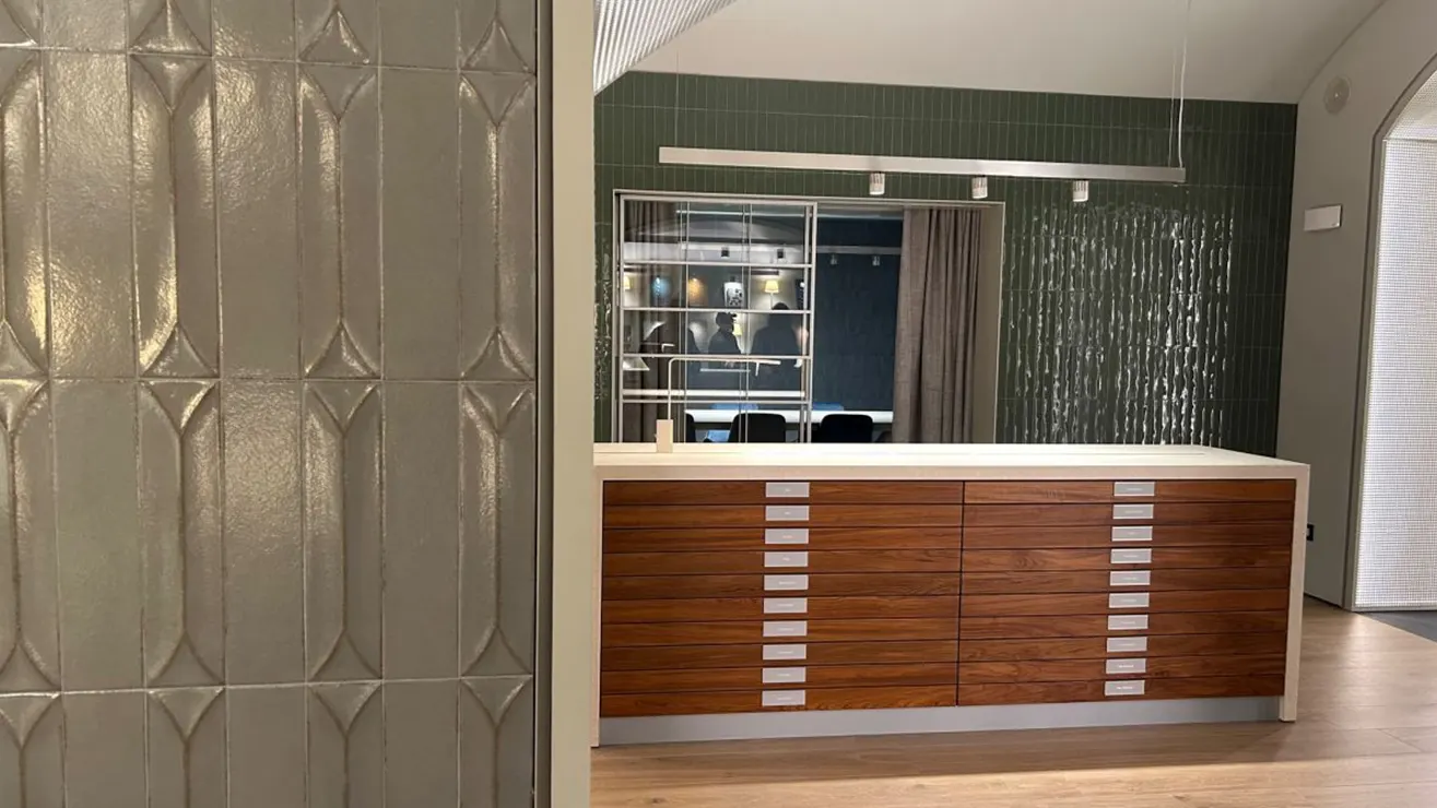 Ristrutturazione e risanamento di un locale di 400 m² distribuito su 2 livelli nel cuore di Roma per l’allestimento del nuovo showroom della Marazzi.