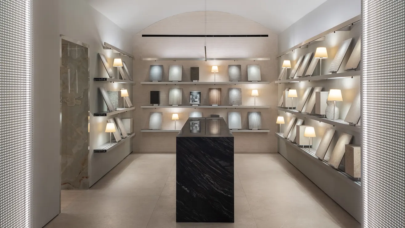 Ristrutturazione e risanamento di un locale di 400 m² distribuito su 2 livelli nel cuore di Roma per l’allestimento del nuovo showroom della Marazzi.
