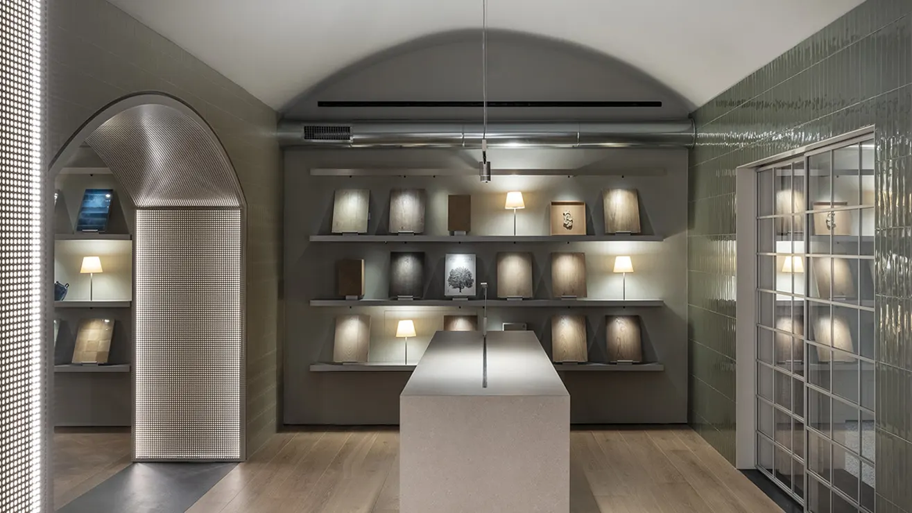 Ristrutturazione e risanamento di un locale di 400 m² distribuito su 2 livelli nel cuore di Roma per l’allestimento del nuovo showroom della Marazzi.