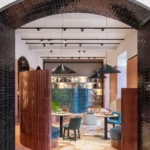 Ristrutturazione e risanamento di un locale di 400 m² distribuito su 2 livelli nel cuore di Roma per l’allestimento del nuovo showroom della Marazzi.