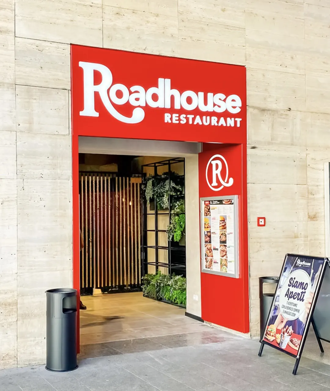 Opere di ristrutturazione per lo store Roadhouse nella stazione di Roma Termini, brand di Chef Express Spa società che gestisce tutte le attività di ristorazione del Gruppo Cremonini.