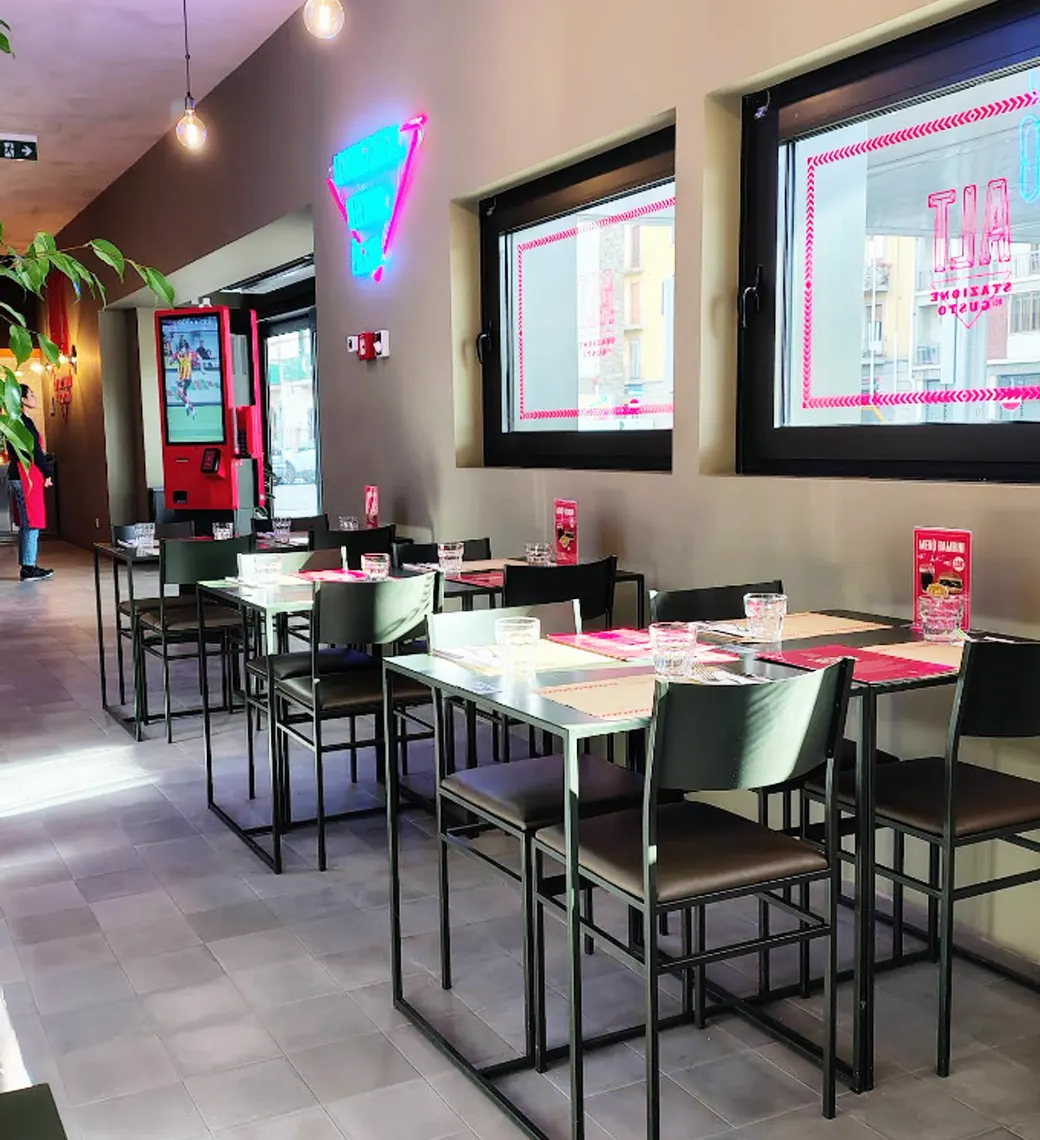 Ristrutturazione completa dello Store ALT Stazione del Gusto presso l’area di servizio Enilive a Firenze in Via del Pollaiolo nel quartiere Isolotto.