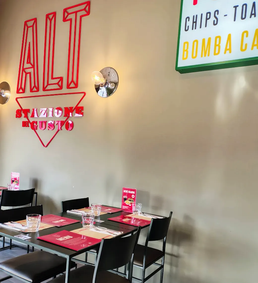 Ristrutturazione completa dello Store ALT Stazione del Gusto presso l’area di servizio Enilive a Firenze in Via del Pollaiolo nel quartiere Isolotto.