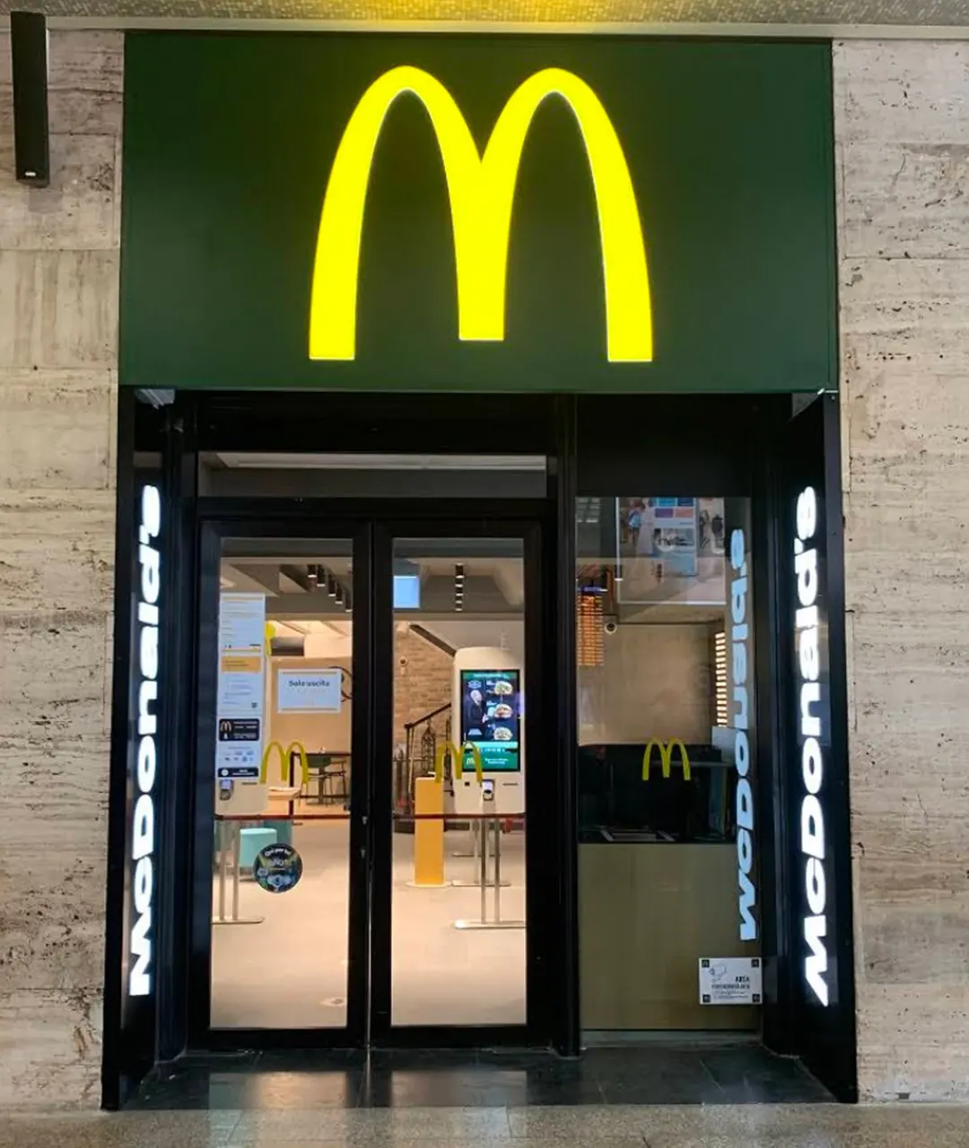 Esecuzione lavori edili e installazione impianti tecnologici per il ristorante McDonald’s a Roma Termini in Via Marsala.