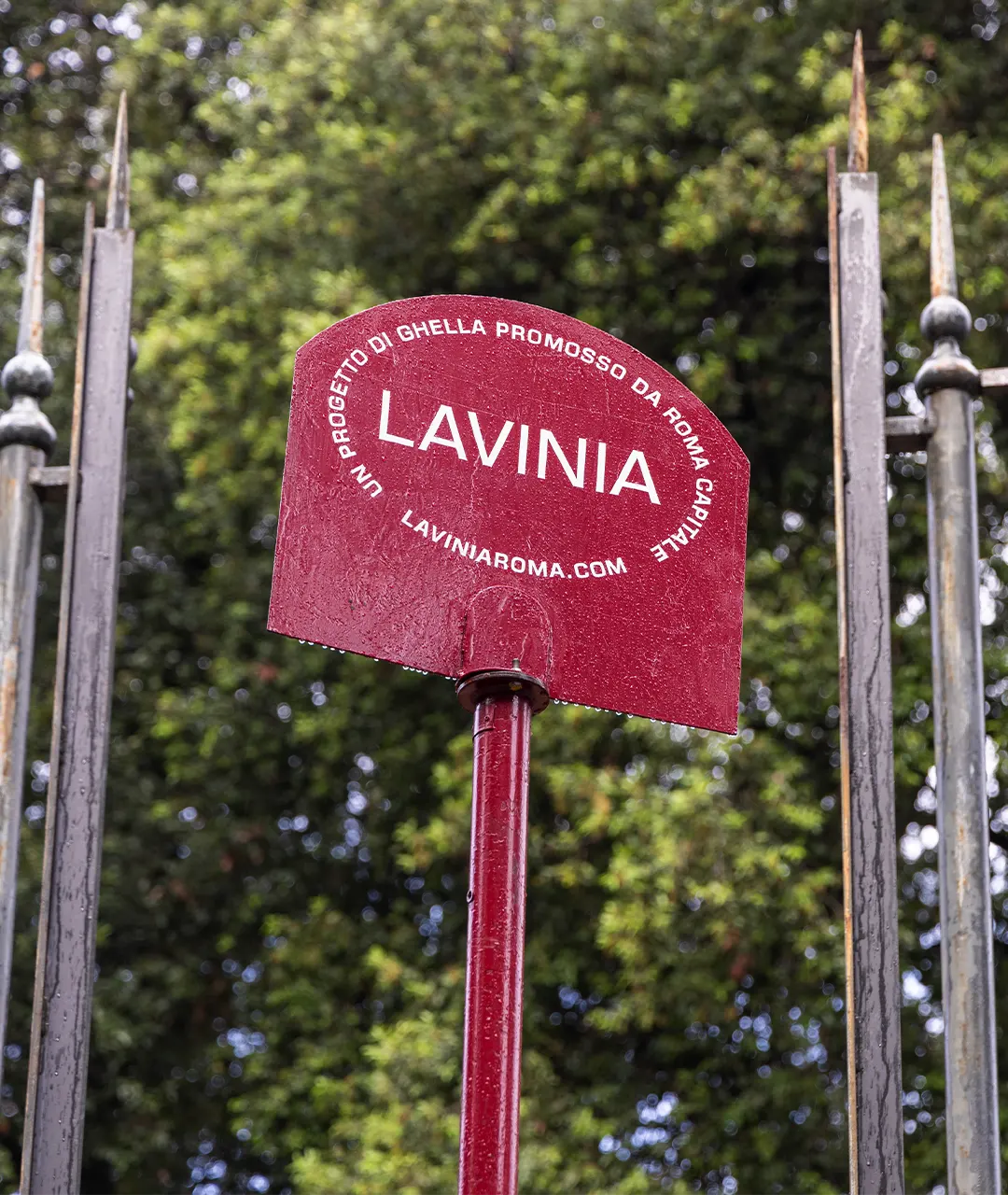 Lavinia Roma: il progetto d’arte per accompagnare il restauro della Loggia dei Vini a Villa Borghese attraverso una serie di interventi e lavorazioni edili per valorizzare uno degli spazi più iconici della Capitale.