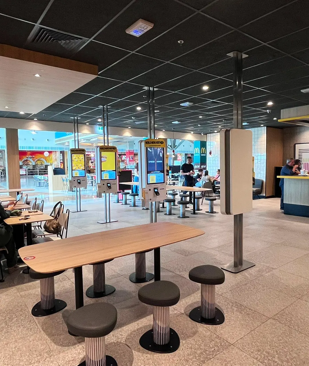 Ristrutturazione completa dello store McDonald's all’interno del “Centro Commerciale Porte di Catania”.