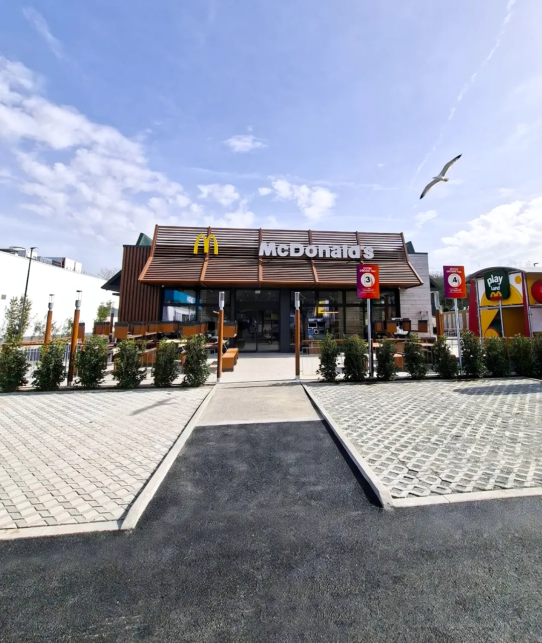 Progettazione architettonica, realizzazione edile, esecuzione impianti e opere di urbanizzazione del ristorante McDonald’s Drive ad Aulla.