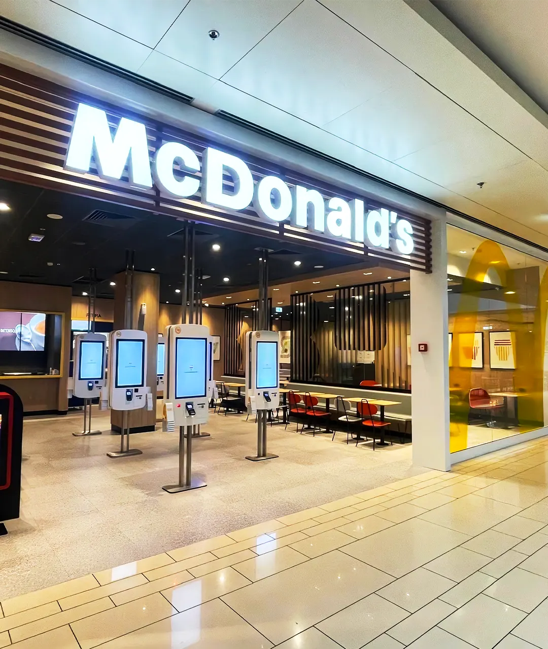 Remodelling del ristorante McDonald’s presso il centro commerciale Porta di Roma. Tutti gli interventi di ristrutturazione sono stati seguiti per offrire ai clienti un’esperienza innovativa.