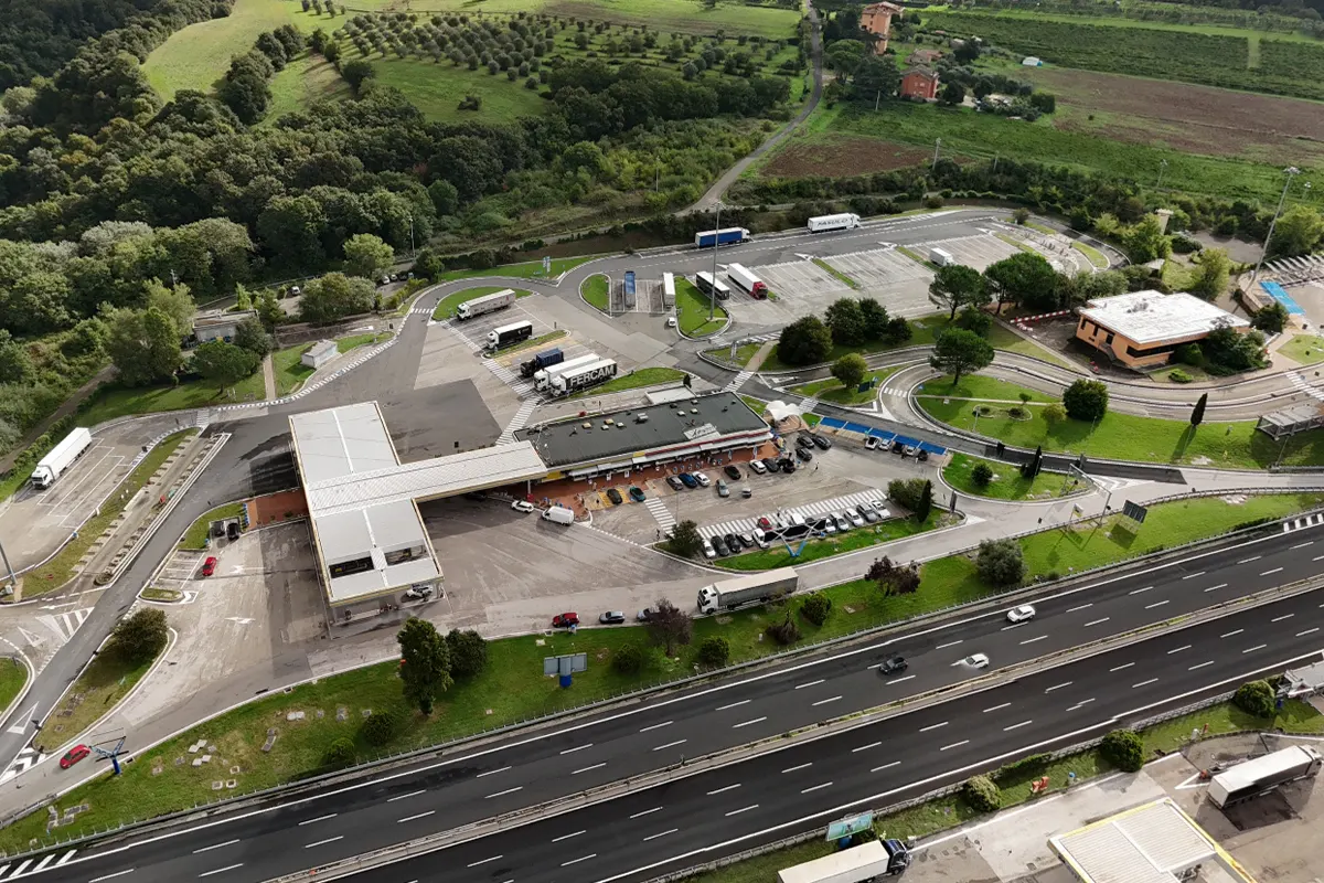 Ristrutturazione del bagno pubblico nell’area di servizio Autogrill: guida tecnica, fasi del cantiere e normativa di riferimento.