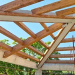 Le coperture in legno rappresentano l'elemento chiave della bioedilizia poiché proteggono l'edificio, regolano l'energia e migliorano la salute degli spazi interni.