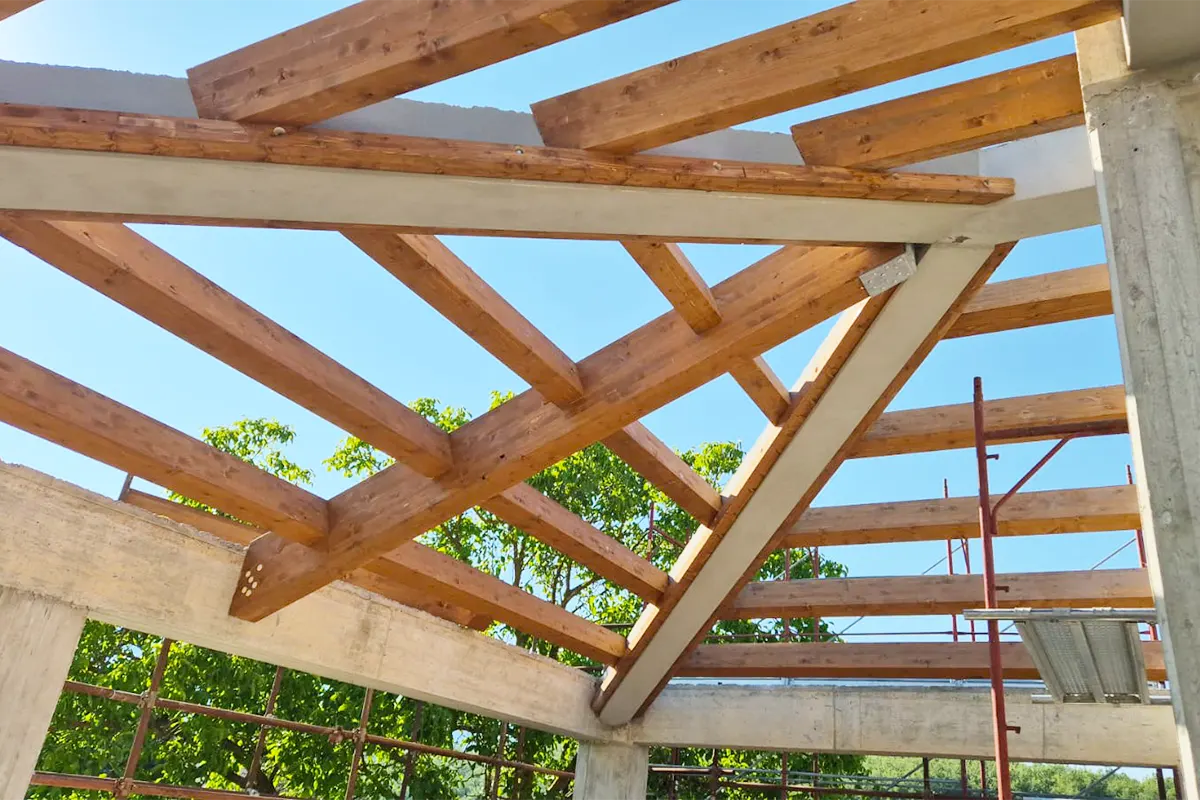 Le coperture in legno rappresentano l'elemento chiave della bioedilizia poiché proteggono l'edificio, regolano l'energia e migliorano la salute degli spazi interni.